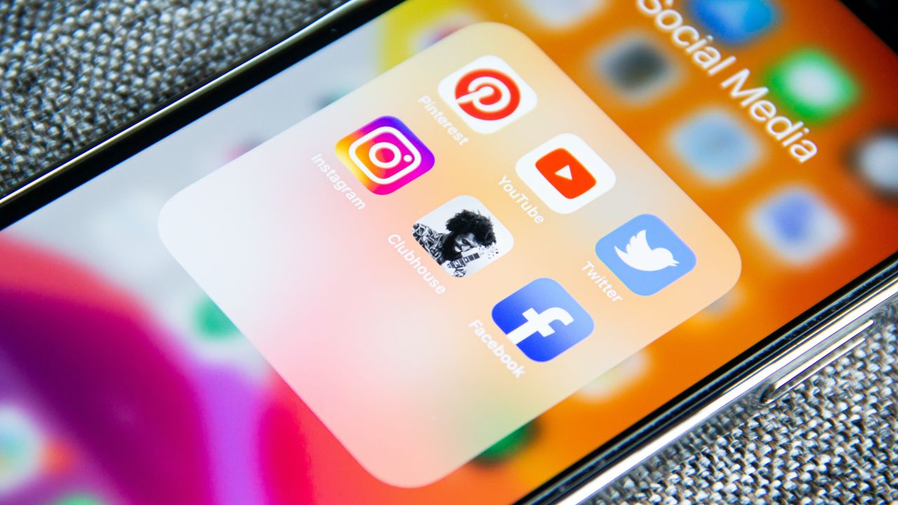An apple iPhone zoomed in on social media apps Pintrest, YouTube, Twitter, Instagram, Clubhouse, Facebook