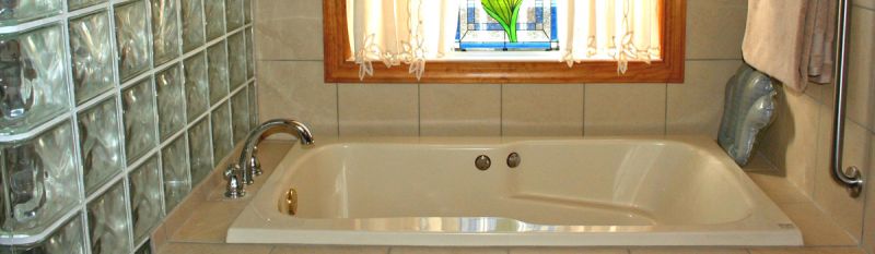 Bathroom, with tiles, tub, taps and window