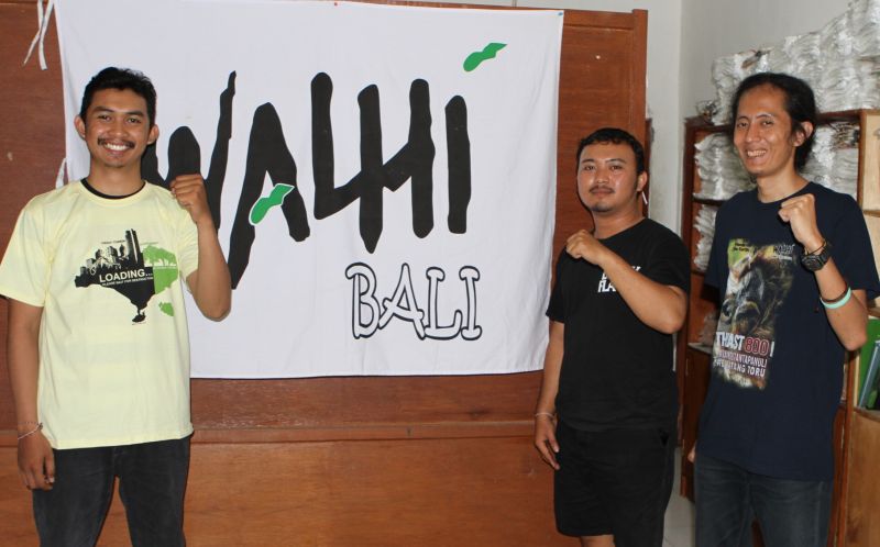 I Made Juli Untung Pratama (left) & members of WALHI Bali