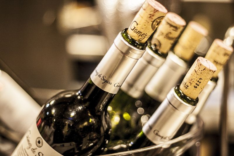 The necks of 5 bottles of plastic-free wine with biodegradable corks