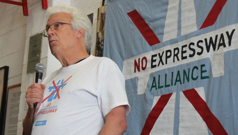 Chris Church of Oxford Friends of the Earth addresses public meeting on No Expressway Alliance.