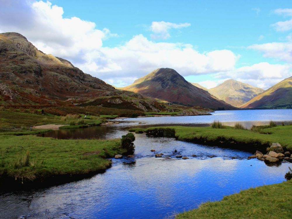 Mountains and a river in the lake district