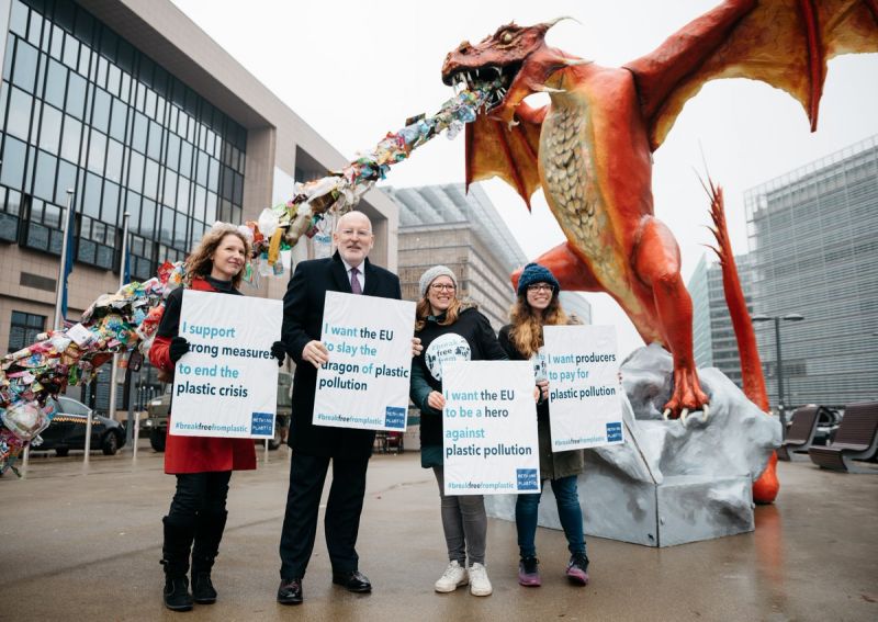 Frans Timmermans (2nd left) with Rethink Plastic activists