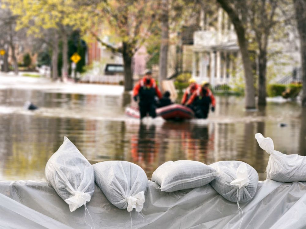 People being rescued from a flood in a dingy