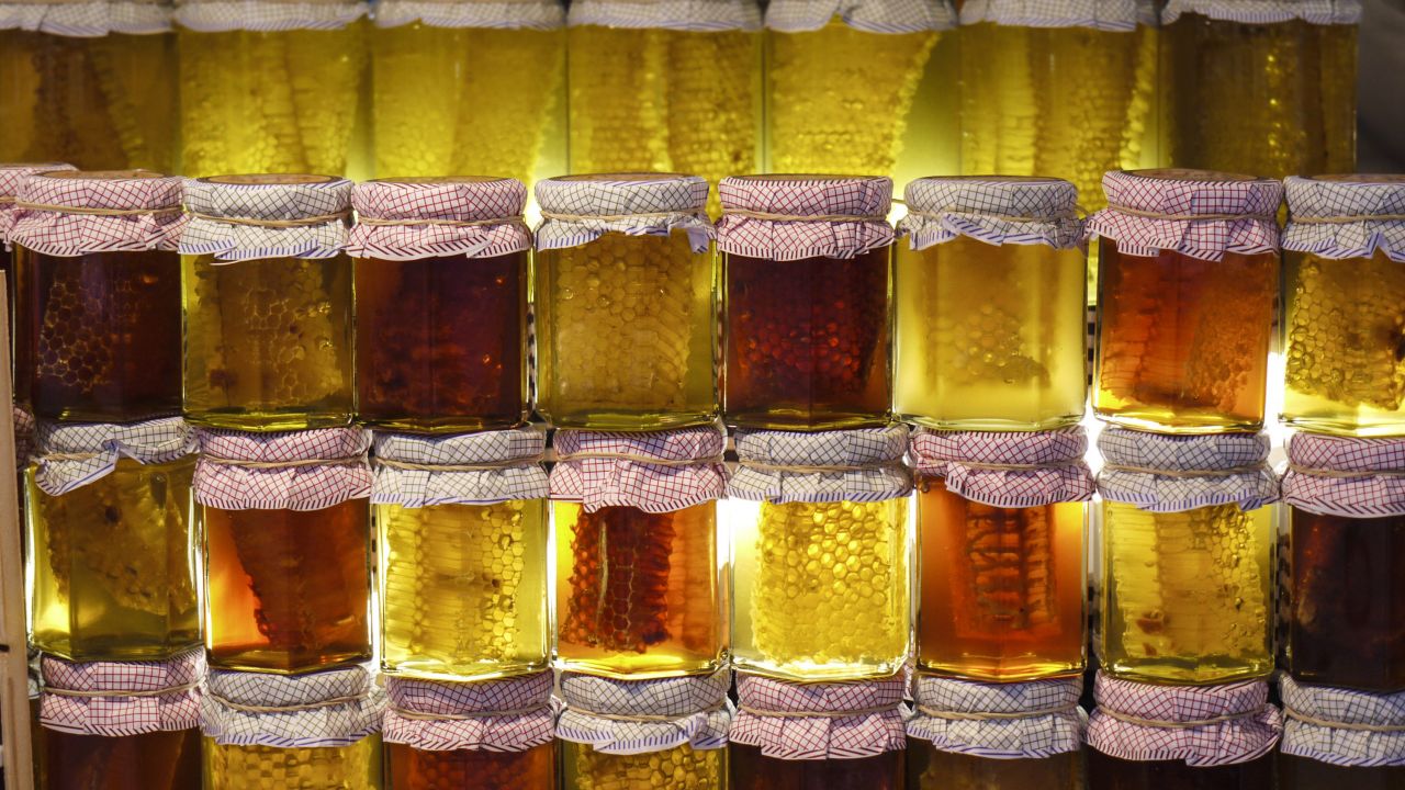 Honey jars with honeycomb