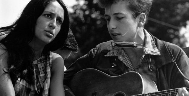 Joan Baez and Bob Dylan singing at Washington civil rights march, August 1963