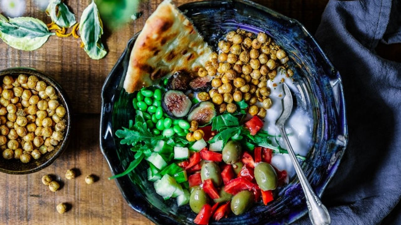Mixed vegetable salad with flatbread