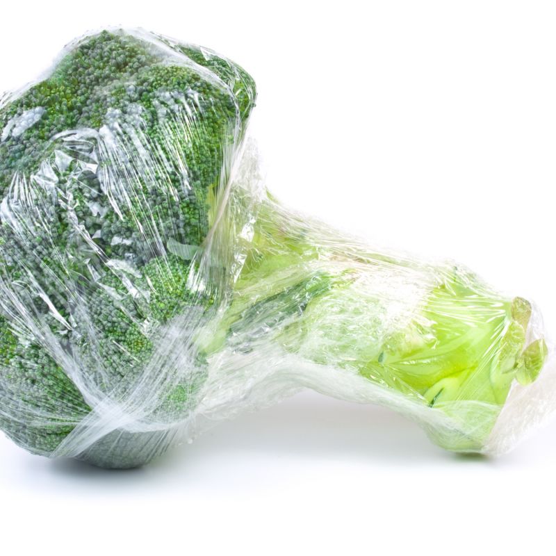Alternatives to plastic: an organic broccoli wrapped in plastic – is this necessary?