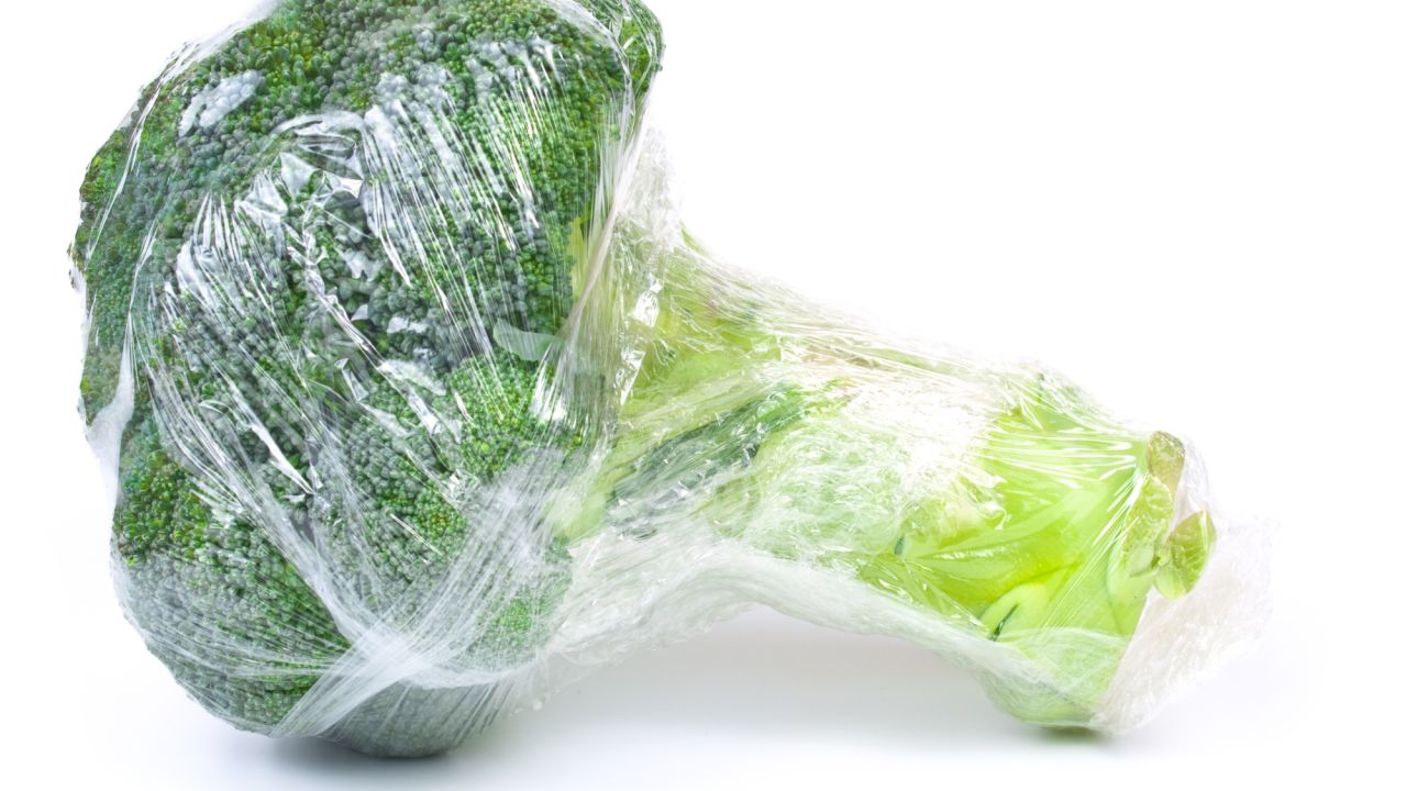 Alternatives to plastic: an organic broccoli wrapped in plastic – is this necessary?