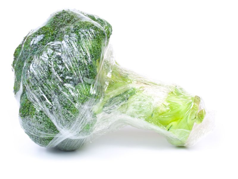 Alternatives to plastic: an organic broccoli wrapped in plastic – is this necessary?
