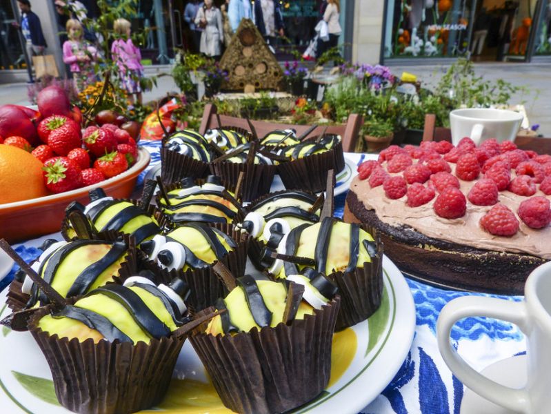 Bee cakes