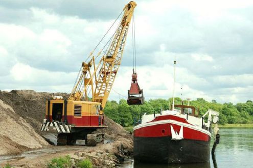 The sand barge Libertas discharging her cargo by grab. Lough Neagh, Northern Ireland