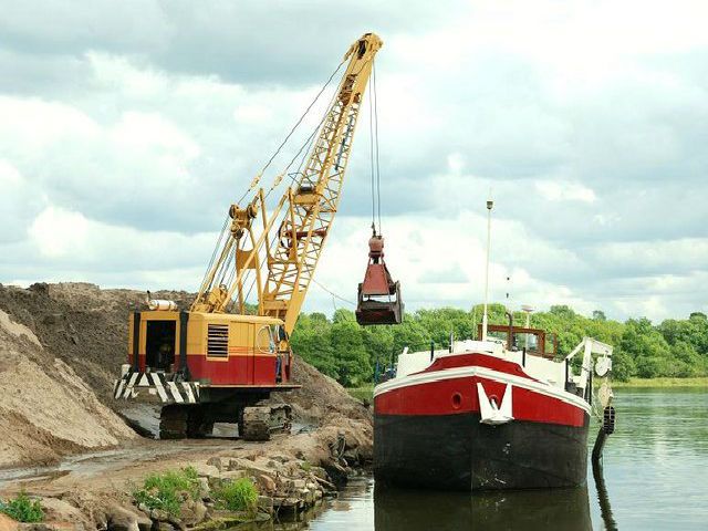The sand barge Libertas discharging her cargo by grab. Lough Neagh, Northern Ireland