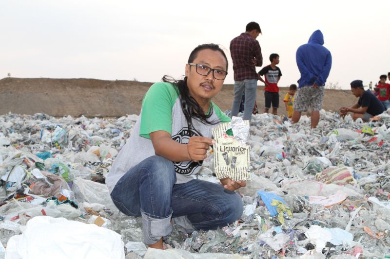 Prigi Arisandi holds up plastic waste found in Surabaya