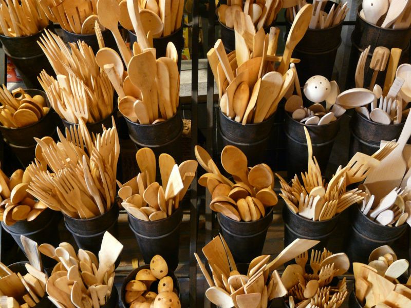 Wooden cutlery in pint-size pots