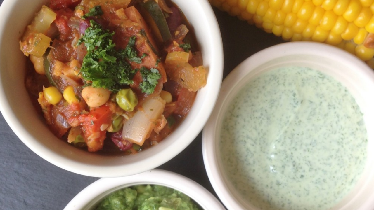 vegetarian chilli with guacamole, yoghurt and corn, in pots